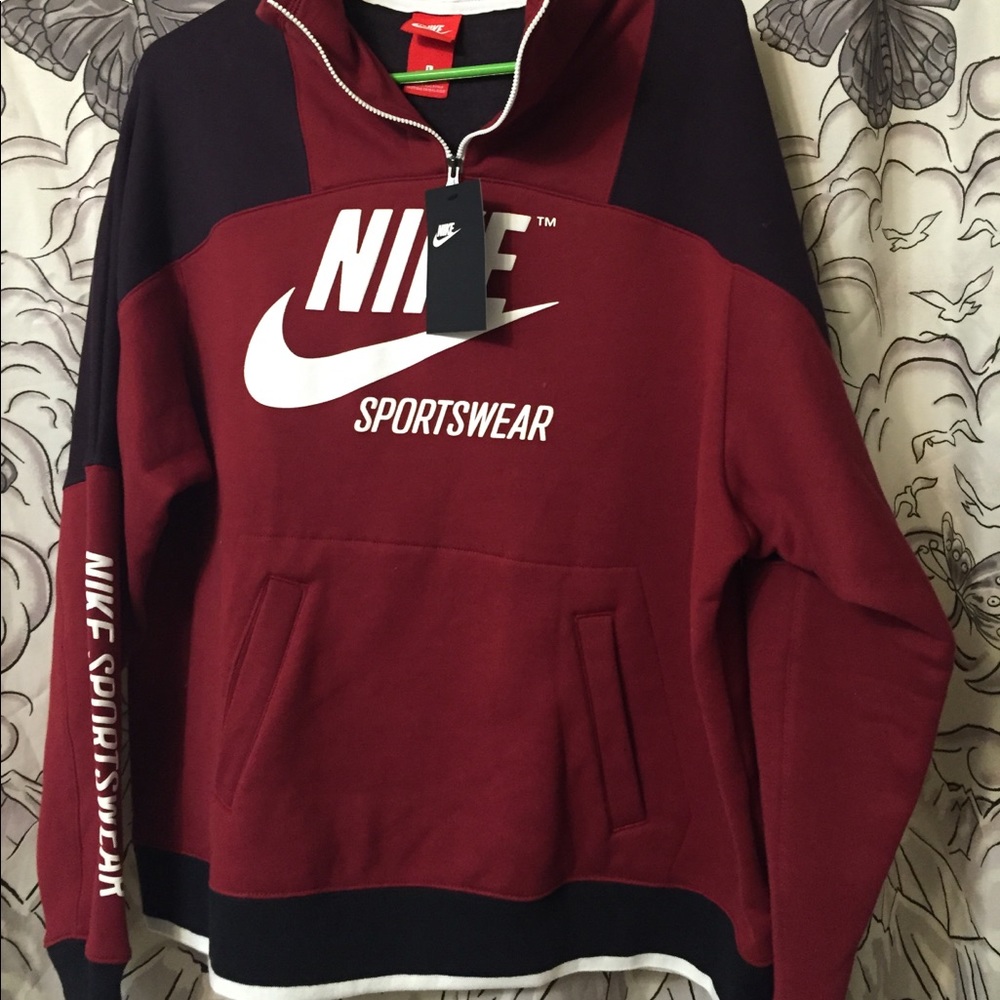 BNWT women's Nike pullover
